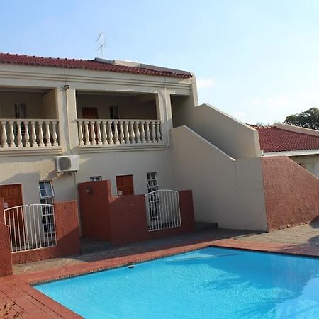 Flamboyant Guest Lodge Γιοχάνεσμπουργκ Εξωτερικό φωτογραφία